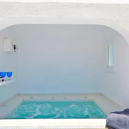 Santorini Windswept: Caldera View With Hot Tub *