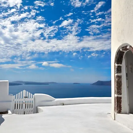 Santorini Windswept: Caldera View With Hot Tub