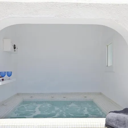 Vila Elegant Santorini House 1 Bedroom Windswept House Amazing Caldera View Outdoor Hot Tub Oia Tholos (Santorini)